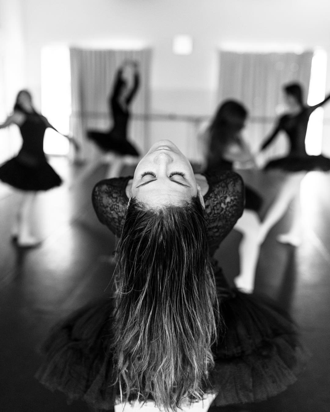 “Bailarinas" — Com o apoio de Suzana Rusch e o Ballet Etudes, que completa trinta anos.