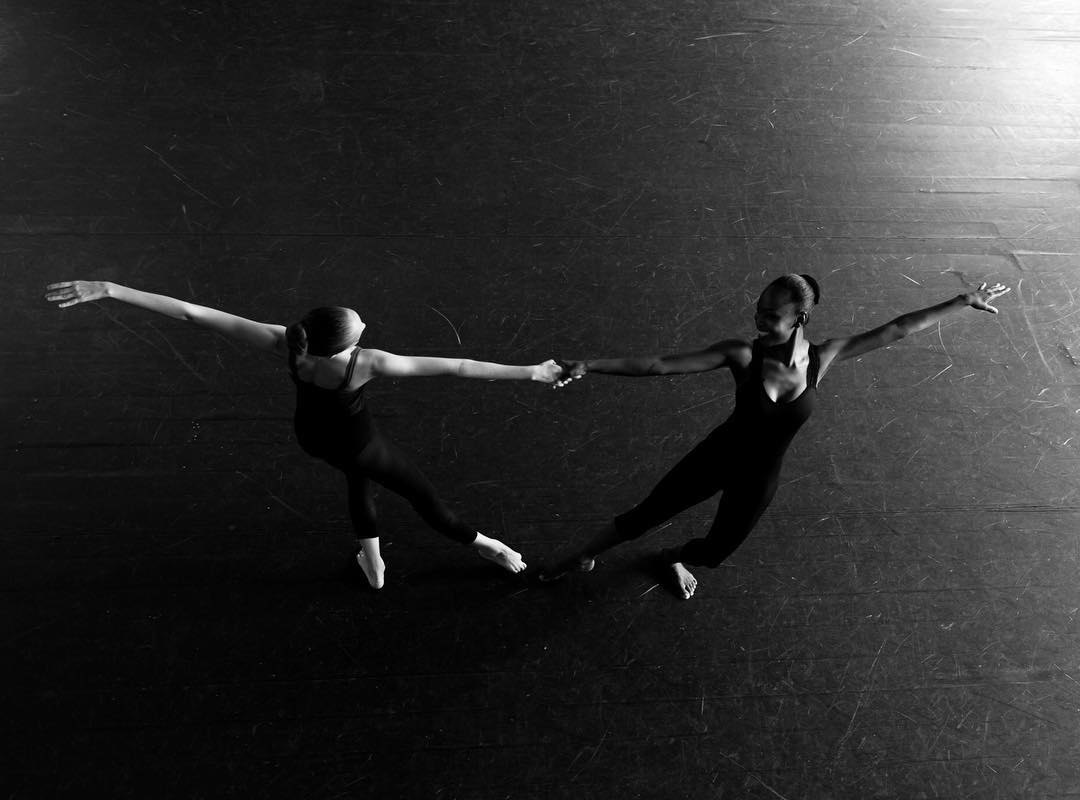 “Bailarinas" — Com o apoio do.