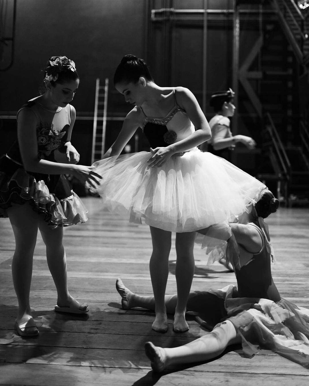 As bailarinas se aprontam pro espetáculo.