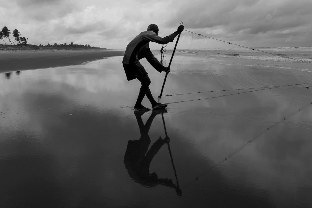 No vilarejo de Coqueiros, Bahia, os homens do mar se lançam a descobrir o que a natureza lhes oferece.