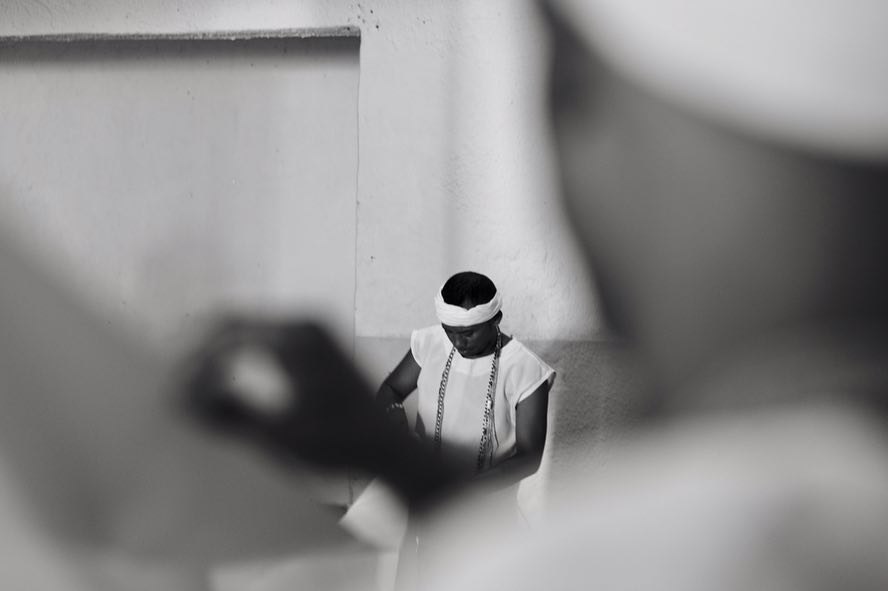 a beleza minimalista dos rituais de Iemanjá.