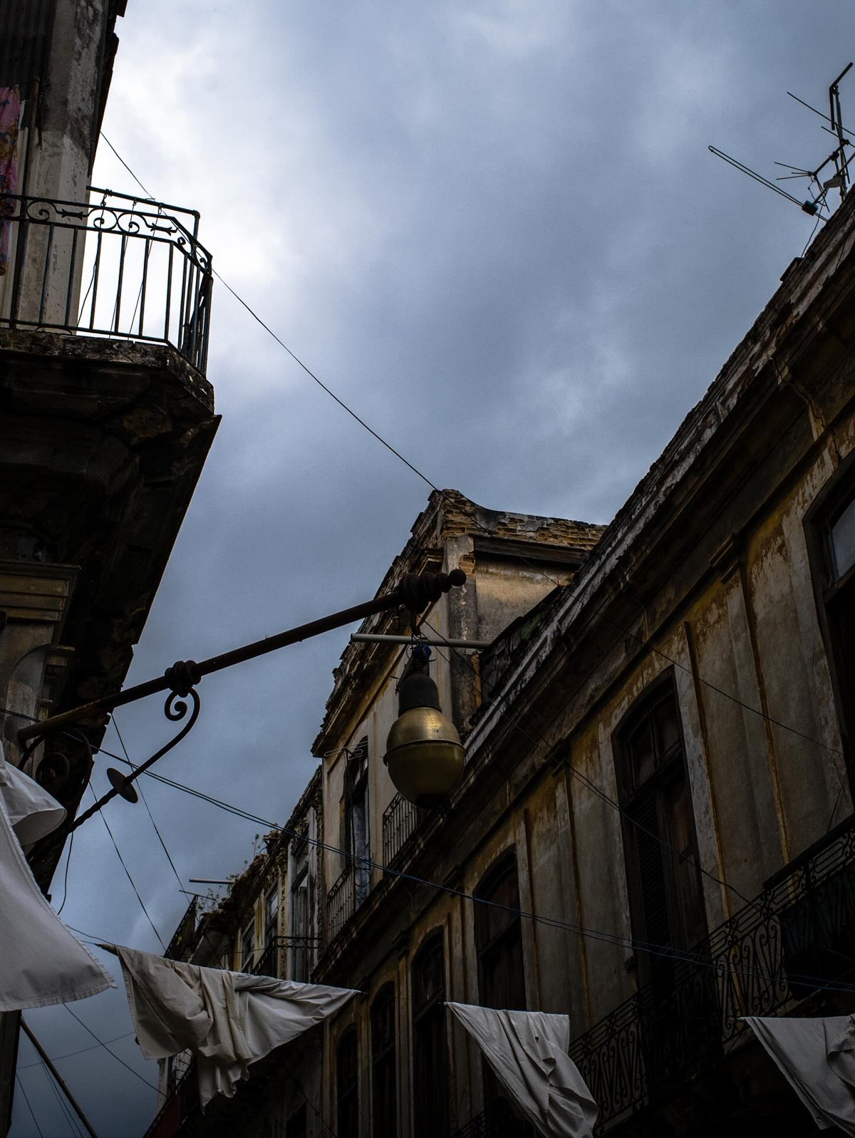 Havana, 2020. — A segunda vez na ilha foi marcada por uma luz densa, quase palpável. Cenas prenhes de significado e uma inquietude que me arrastava pra esquinas, contrastes e pro coração profundo daquele povo. No avião de volta, era março, muitos já usavam máscaras, e uma pandemia mundial se anunciava. Nossos medos, nossas sombras, nossas esquinas e dúvidas…